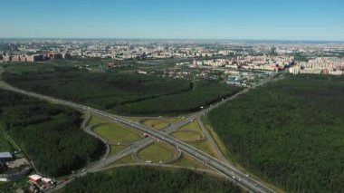 Hava. Yaz aylarında şehirde karayolu trafiği.