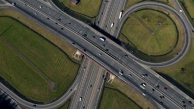 Hava. Timelapse. Yaz aylarında şehirde karayolu trafiği.