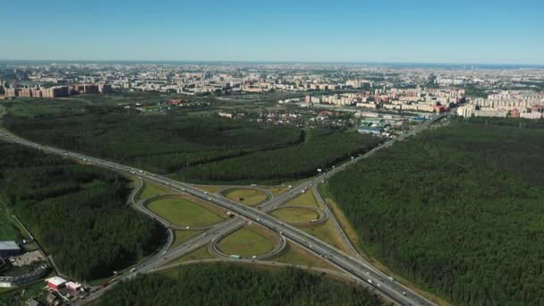 AERIAL. Tráfego rodoviário na cidade na hora de verão . — Vídeo de Stock