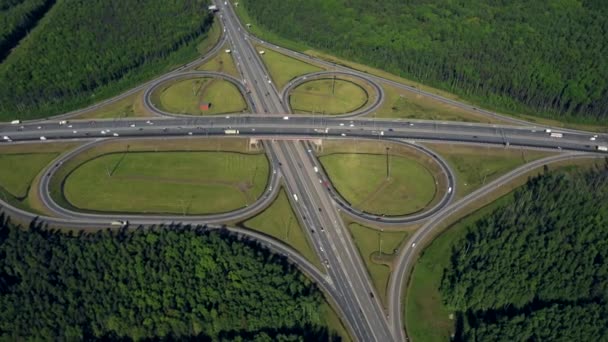 AÉRIAL. Trafic routier en ville à l'heure d'été .