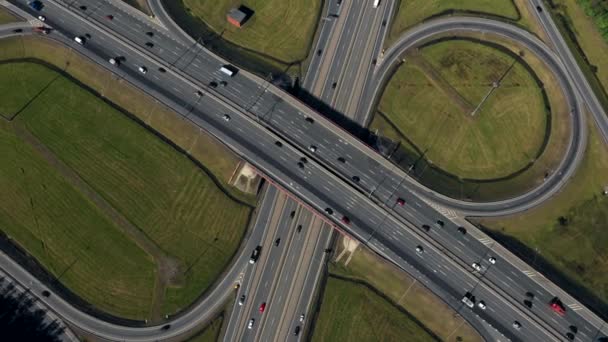 Antenne. Het wegverkeer in de stad tijdens de zomer. — Stockvideo