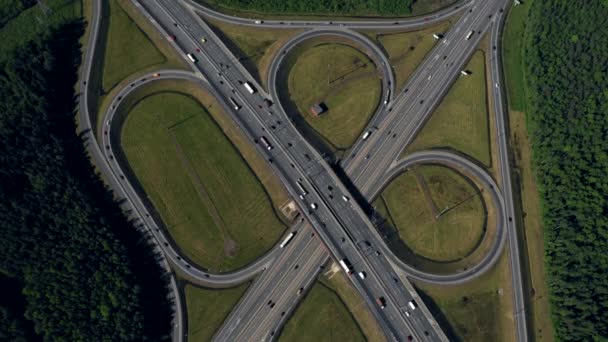 Antenne. Het wegverkeer in de stad tijdens de zomer. — Stockvideo