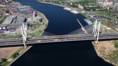 Drone ile asfalt yolda veya otobanda şehir araba trafik, kentsel ulaşım, büyük nehir üzerinde beton köprü hava veya üst görünümden tonda