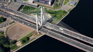Drone ile asfalt yolda veya otobanda şehir araba trafik, kentsel ulaşım, büyük nehir üzerinde beton köprü hava veya üst görünümden tonda