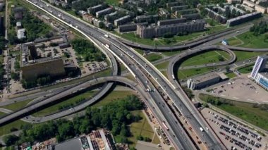 Hava. Rusya'da iki katlı yol kavşağı amazing topview. Otobanların gün trafiği. Saint - Petersburg