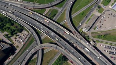 Hava. Rusya'da iki katlı yol kavşağı amazing topview. Otobanların gün trafiği. Saint - Petersburg