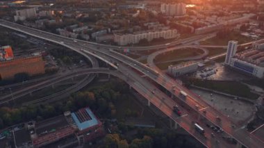 Havadan görünümü. Otoyol ve Üstgeçit ile otomobil ve kamyon. Yol kavşağı iki katmanlı yol kavşağı şehir dışında olduğunu. Yukarıdan görüntülemek