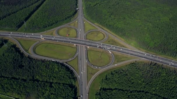 高速道路のインターチェンジの空中ビュー。道路の交差点。空中風景. — ストック動画