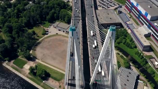在大河流上的沥青路面或公路上的混凝土桥梁无人机的鸟瞰或俯视图, 城市交通, 色调 — 图库视频影像