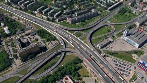 空中。ロシアの2レベルの道路ジャンクションの素晴らしいトップビュー。高速道路の日中交通。サンクトペテルブルク - — ストック動画