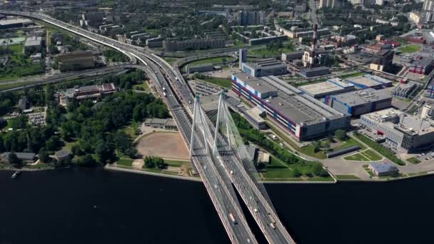 Vue aérienne du pont routier de la circulation automobile de nombreuses voitures, concept de transport