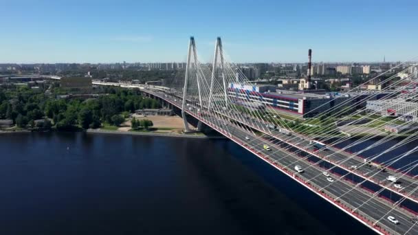 Luchtfoto bovenaanzicht van brug weg auto verkeer van vele auto 's, vervoer concept — Stockvideo