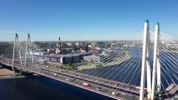 Vue aérienne du pont routier de la circulation automobile de nombreuses voitures, concept de transport — Video
