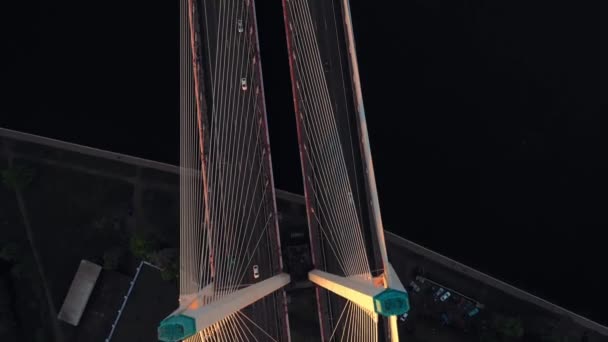 Vista aérea del Puente Grande. Carreteras en Rusia con estructura de arquitectura de suspensión en concepto de transporte y viajes. Ciudad urbana al atardecer . — Vídeo de stock