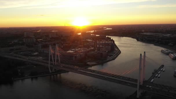 Vista aerea del grande ponte. Autostrade in Russia con struttura di architettura di sospensione nel trasporto e concetto di viaggio. Città urbana al tramonto . — Video Stock