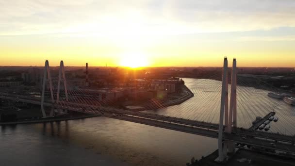 Büyük Köprü'nün havadan görünümü. Ulaşım ve seyahat konseptinde süspansiyon mimarisi yapısı ile Rusya'da karayolları. Gün batımında şehir. — Stok video