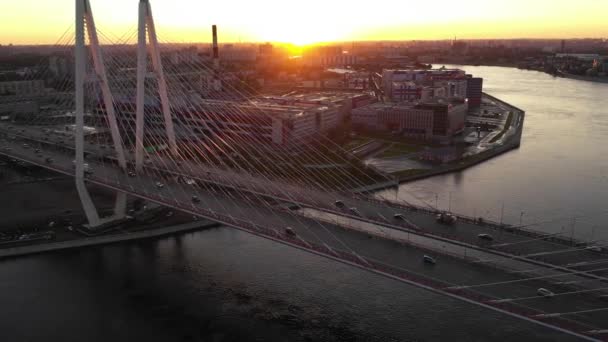 Vue aérienne du grand pont. Autoroutes en Russie avec la structure de l'architecture de suspension dans le transport et le concept de voyage. Ville urbaine au coucher du soleil . — Video