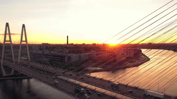 Luftaufnahme der großen Brücke. Autobahnen in Russland mit Struktur der Aufhängungsarchitektur im Transport- und Reisekonzept. Stadt bei Sonnenuntergang. — Stockvideo