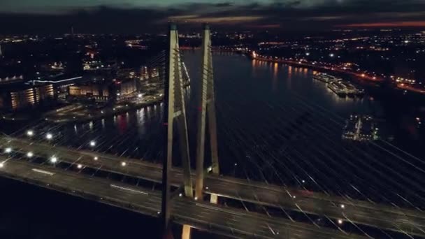 Antenn. Hyperlapse Timelapse flyttning av Night City trafik på 4-vägs bro, 4K UHD horisontell antenn utsikt. — Stockvideo