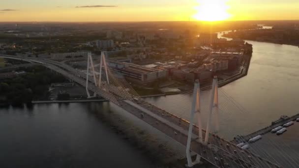 AERIAL. Timelapse hiperlapso que se mueve al atardecer tráfico de la ciudad en el puente de 4 vías, 4K UHD vista aérea horizontal . — Vídeos de Stock