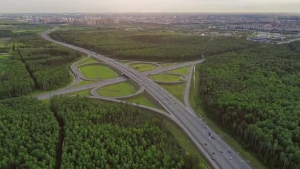 Aereo drone iper lapse o time lapse video di popolare autostrada di Attiki Odos strada di giunzione multilivello, passando attraverso l'autostrada nazionale in ingorgo, Attica, Grecia — Video Stock