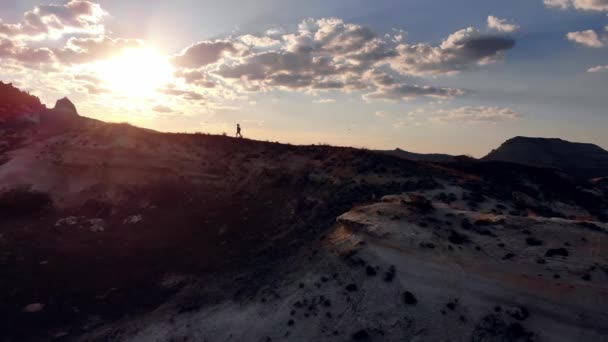 Antenn. Drone video av silhuett kvinna på berget på morgonen med Vintage ljus — Stockvideo