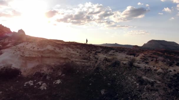 AEREALE. Drone video di donna silhouette in montagna al mattino con luce vintage — Video Stock