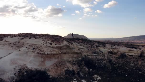 AEREALE. Drone video di donna silhouette in montagna al mattino con luce vintage — Video Stock