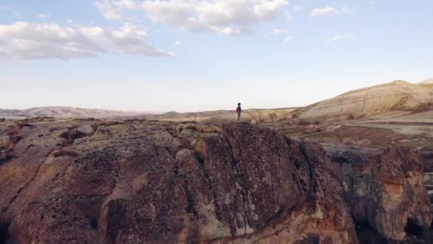 Lotnicze. Wideo Drone sylwetka kobieta na górze rano z rocznika światła — Wideo stockowe