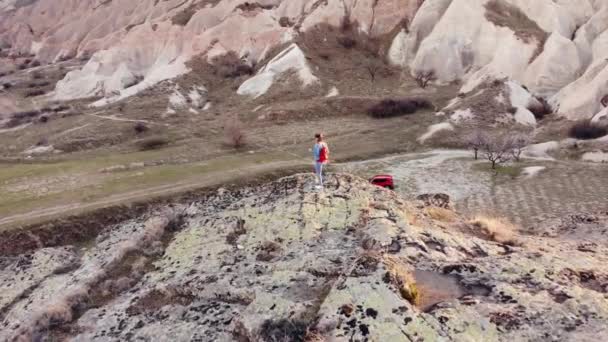 공중. 빈티지 빛으로 아침에 산에 실루엣 여자의 무인 항공기 비디오 — 비디오