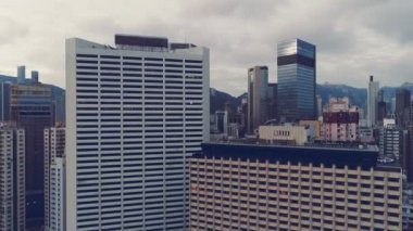 Hava. Kamera aşağı yukarı hareket ediyor. Hong Kong şehrinin şehir alanı manzarası.