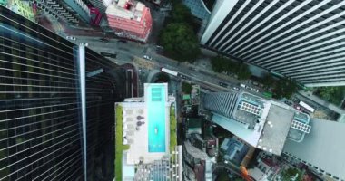 AERİAL. İnsansız hava aracından Hong Kong sokaklarının en üst görüntüsü. Ve tatlı havuzunda bir kadın.