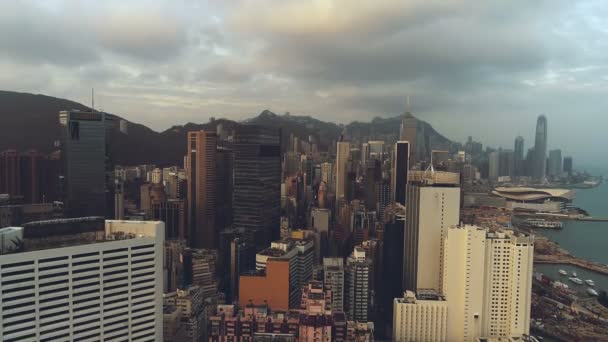 AERIAL. Blick von oben auf die Stadt Hongkong. — Stockvideo