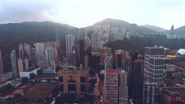 Luchtvaartmaatschappij. Top uitzicht op Hong kong stad. — Stockvideo