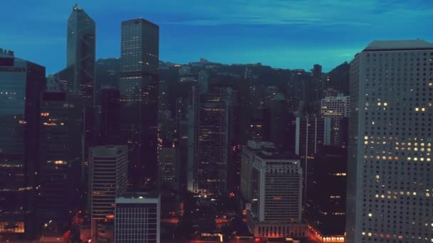 AERİAL. Gece vakti Hong Kong 'un en iyi manzarası. — Stok video