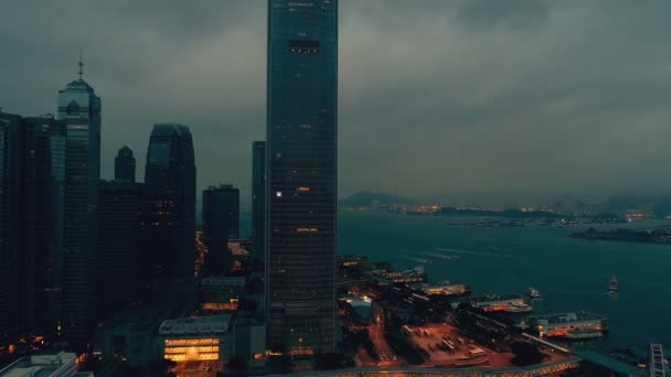 AERIAL. Blick von oben auf Hongkong bei Nacht — Stockvideo