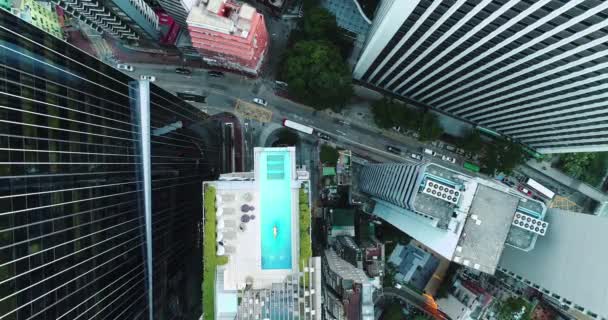 AERİAL. İnsansız hava aracından Hong Kong sokaklarının en üst görüntüsü. Ve tatlı havuzunda bir kadın. — Stok video