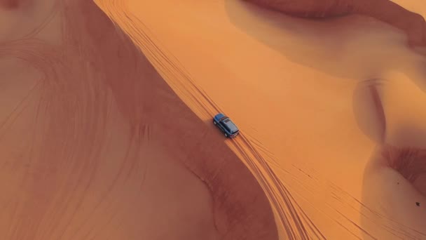 AERIAL. Hight flight above car. Desert safari car sand dunning in the Dubai desert during sunset — Stock Video