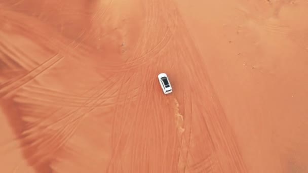 Аріале. Вид зверху на чотириколісний автомобіль у пустелі . — стокове відео