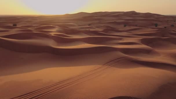 日没時に航空機の翼の下でナミブ砂漠の美しい風景。砂漠を飛行機で飛ぶことは、最も人気のある観光スポットの1つです。 — ストック動画