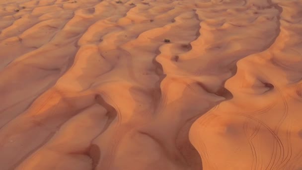 Wunderschöne Landschaft der Namib-Wüste unter den Tragflächen der Flugzeuge bei Sonnenuntergang. Mit dem Flugzeug über die Wüste zu fliegen ist eine der beliebtesten Touristenattraktionen — Stockvideo