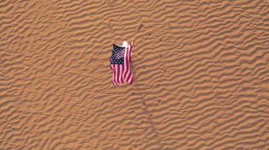 Hava. Abd bayrağı - amerikan bayrağı gösteren kadın atlet. Güzel tezahürat mutlu genç çok kültürlü kız neşeli heyecanlı.