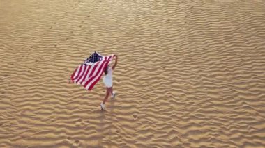 Hava. Abd bayrağı - amerikan bayrağı gösteren kadın atlet. Güzel tezahürat mutlu genç çok kültürlü kız neşeli heyecanlı.