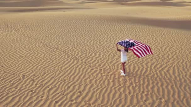 Légi. Amerikai zászló-asszony sportoló mutatja Amerika zászló. Gyönyörű ujjongott boldog, fiatal multikulturális lány örömteli izgatott. — Stock videók