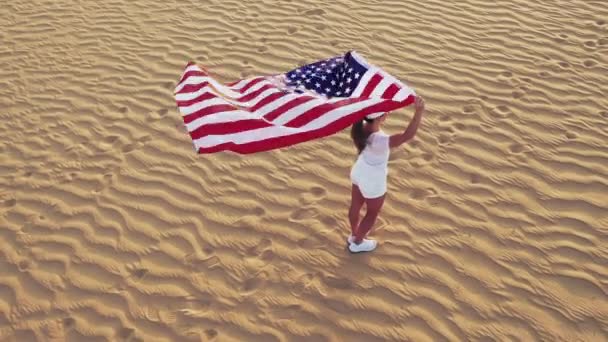 AERIAL. Bandera de Estados Unidos mujer atleta mostrando bandera americana. Hermosa animando feliz joven multicultural chica alegre emocionado . — Vídeos de Stock