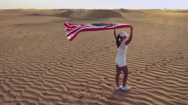 AERIAL. Bandera de Estados Unidos mujer atleta mostrando bandera americana. Hermosa animando feliz joven multicultural chica alegre emocionado . — Vídeos de Stock