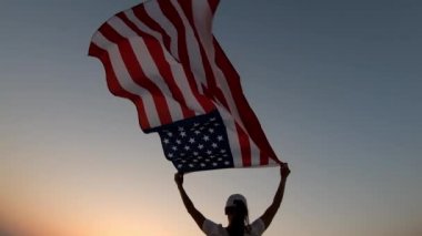 Abd bayrağı - amerikan bayrağı gösteren kadın atlet. Güzel tezahürat mutlu genç çok kültürlü kız neşeli heyecanlı.