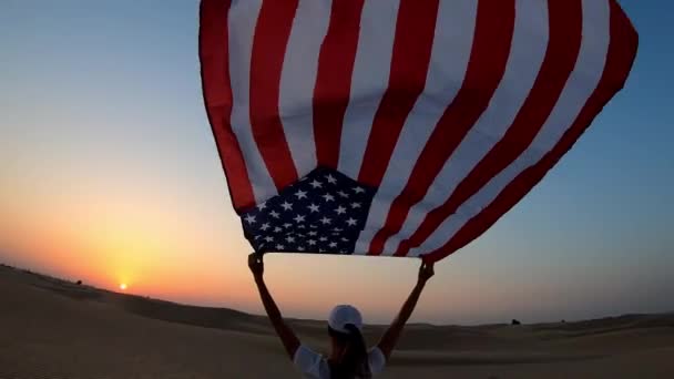 Amerikaanse vlag-vrouw atleet die American Flag toont. Mooie juichen gelukkig jonge multiculturele meisje vreugdevolle opgewonden. — Stockvideo