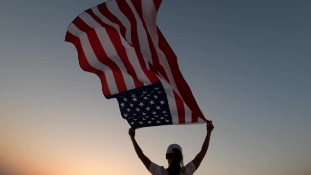 Bandera de Estados Unidos mujer atleta mostrando bandera americana. Hermosa animando feliz joven multicultural chica alegre emocionado . — Vídeo de stock