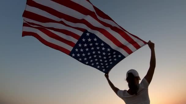 US Flag-kvinna atlet visar amerikanska flaggan. Vacker jublande lycklig ung mångkulturell flicka glada upphetsad. — Stockvideo